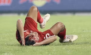 Tuyển thủ Việt Nam gãy xương mác