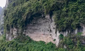 Hiking, cắm trại bên vách đá cheo leo ở Hà Giang