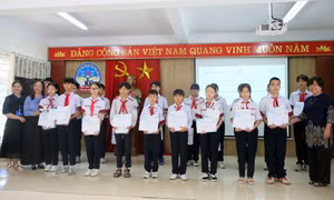 Trao 180 suất học bổng cho học sinh có hoàn cảnh khó khăn TP Cẩm Phả