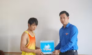 Tặng bằng khen cho shipper cứu 9 người vụ cháy chung cư mini ở Hà Nội