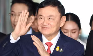 Vua Thái ân xá, cựu thủ tướng Thaksin chỉ còn chịu án tù 1 năm