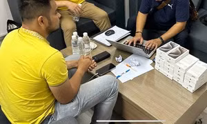 Thanh niên xách 22 điện thoại iPhone 15 Pro Max bị giữ ngay tại sân bay