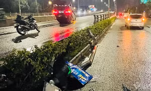 Đồng Nai: Ô tô lật ngửa trên quốc lộ, 2 người hoảng loạn bò ra ngoài