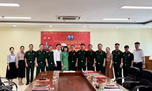 Đảng bộ Khối các cơ quan và doanh nghiệp tỉnh trao tặng Huy hiệu Đảng