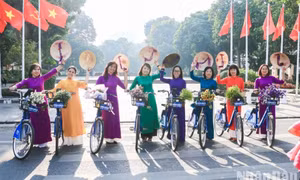 Diễu hành áo dài trong Ngày Tết Độc lập