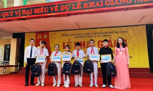 Sacombank trao tặng 35 suất học bổng nhân dịp khai giảng 