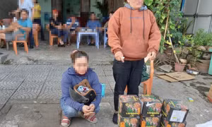 Công an bắt người phụ nữ vận chuyển pháo lậu đi xe biển số giả