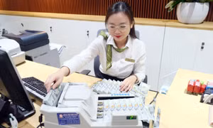 Lãi suất tiền gửi giảm nhanh, lãi suất tiền vay vẫn lẳng lặng tăng