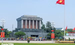 Người dân vượt cả trăm km xếp hàng chờ vào Lăng viếng Chủ tịch Hồ Chí Minh