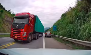 Phạt nặng tài xế xe container chở quá tải lấn làn, vượt ẩu trên cao tốc