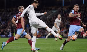 Man Utd thắng nhọc ở Ngoại hạng Anh