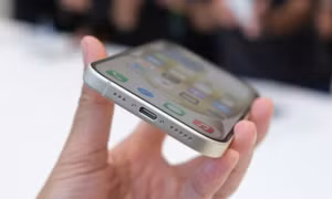 iPhone 15 có thể sạc ngược cho thiết bị khác