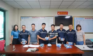 Công đoàn TKV trao tặng bảo hộ lao động cho công nhân Than Hạ Long