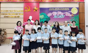 Tặng quà Trung thu cho bệnh nhi và trẻ em có hoàn cảnh đặc biệt