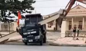 Xe tải kéo sập cổng nhà văn hóa tại Ninh Bình, 2 người thương vong