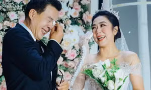 Ca sĩ Hà Thanh Xuân chia tay "vua cá koi" sau 1 năm đám cưới, khẳng định chưa đăng kí kết hôn