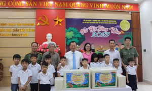 Quyền Chủ tịch UBND tỉnh thăm, tặng quà Trung thu tại Cơ sở bảo trợ chăm sóc trẻ em có hoàn cảnh đặc biệt tỉnh
