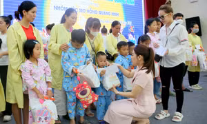 Tặng quà và tổ chức vui Tết Trung Thu cho bệnh nhi có hoàn cảnh khó khăn
