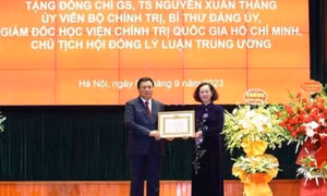 Trao Huy hiệu 40 năm tuổi Đảng tặng Giáo sư, Tiến sĩ Nguyễn Xuân Thắng
