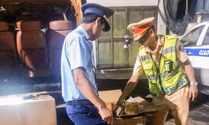 Đội QLTT số 2 phát hiện, tiêu hủy bánh Trung thu nhập lậu