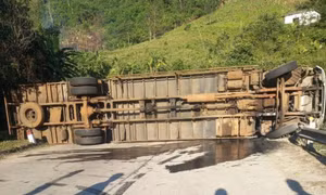 Lật xe tải trên đường Hồ Chí Minh, 1 người chết, 2 bị thương nặng