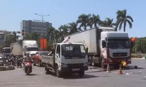Quảng Trị: Xe đầu kéo va chạm với xe môtô, 2 vợ chồng thương vong