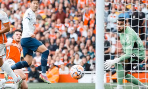 Son buộc Arsenal chia điểm cho Tottenham