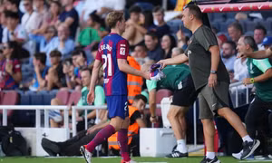 Frenkie de Jong khập khiễng rời sân, Xavi lo lắng