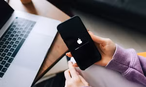 Apple phát hành bản vá khẩn cấp, sửa lỗi nghiêm trọng trên iPhone và Mac