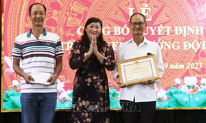 Khen thưởng đột xuất vụ cứu sống bé trai bị ném xuống sông Rạch Giá