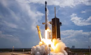 SpaceX phóng 13 vệ tinh quân sự lên quỹ đạo thấp quanh Trái đất