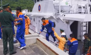 Tàu cá chìm trên biển, 10 thuyền viên được cứu sống