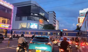 Tàu hỏa tông người đàn ông ở TP.HCM, đường phố kẹt cứng