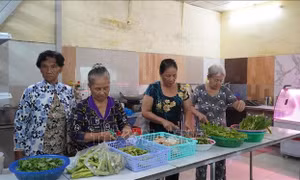 Ấm lòng người nghèo từ những quán cơm nghĩa tình