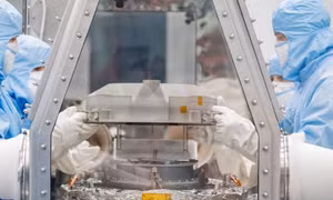 NASA bắt đầu mở viên nang ngoài Trái Đất, nguy cơ vi khuẩn lạ xâm nhập?