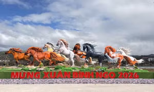 Linh vật ngựa Tết Bính Ngọ đọ sắc ở các tỉnh thành