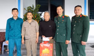 Thăm, tặng quà gia đình chính sách và công dân chuẩn bị nhập ngũ nhân dịp Tết