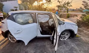 Xe taxi va chạm xe máy rồi lao vào sân nhà dân ở Lâm Đồng