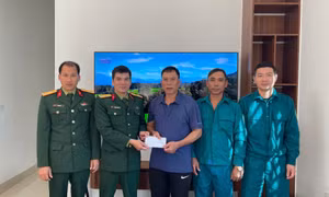 Thăm, tặng quà gia đình quân nhân làm nhiệm vụ tại Nhà giàn DK1, quần đảo Trường Sa dịp Tết Nguyên đán 