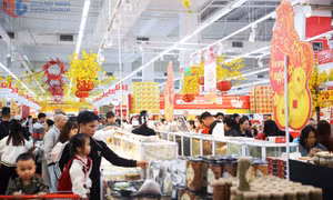 Ngày đầu tiên kỳ nghỉ Tết, người dân tất bật mua sắm