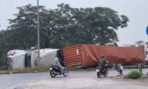 Lật xe container ở Hà Nội