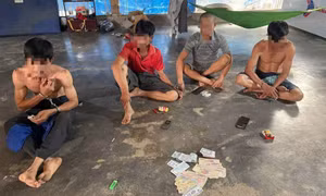 Bắt quả tang 4 người đàn ông ở Lâm Đồng đánh bạc sau cuộc nhậu