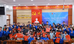 Trường Đại học Hạ Long tặng quà Tết cho trẻ em có hoàn cảnh đặc biệt