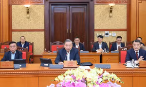 Cả hệ thống chính trị khẩn trương tổ chức làm việc nghiêm túc ngay từ đầu năm