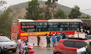 Xe máy va chạm xe khách trên đường Hồ Chí Minh, cháu bé 12 tuổi tử vong