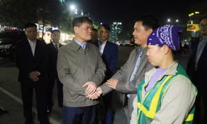 Chủ tịch UBND tỉnh Bùi Văn Khắng thăm, động viên các đơn vị làm nhiệm vụ trong đêm Giao thừa