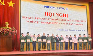Phường Uông Bí: Tặng quà công dân nhập ngũ và thực hiện nghĩa vụ tham gia Công an nhân dân năm 2026