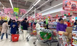 Hàng nội địa áp đảo hàng ngoại, người tiêu dùng dễ dàng sắm Tết