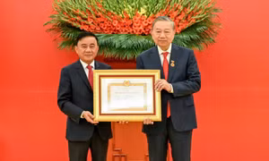 Trao Huy hiệu 45 năm tuổi đảng tặng đồng chí Tổng Bí thư Tô Lâm