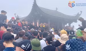 Hàng vạn du khách thập phương hành hương về non thiêng Yên Tử ngày đầu Xuân
